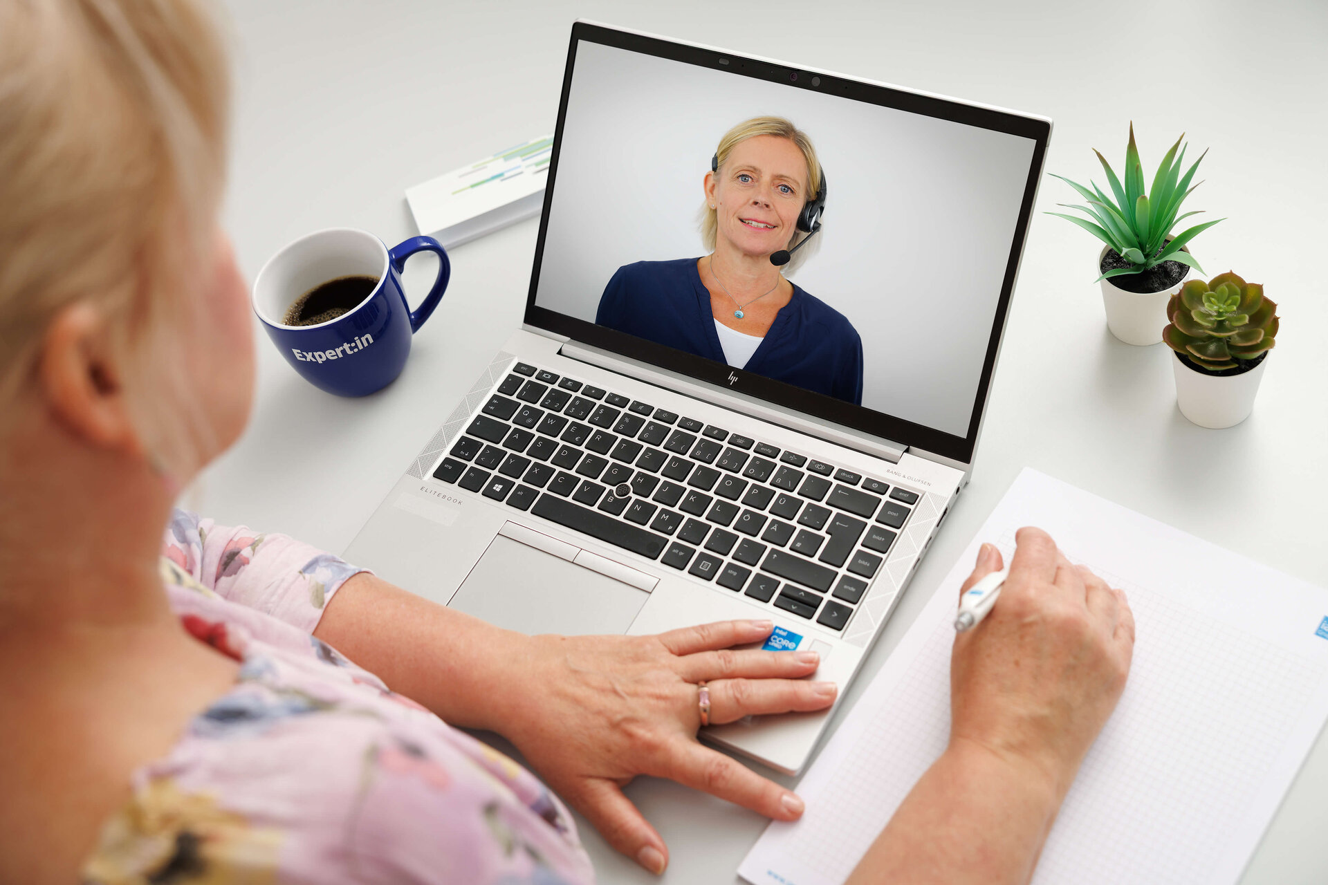 EAP Beraterin Miriam Born im Online-Beratungsgespräch