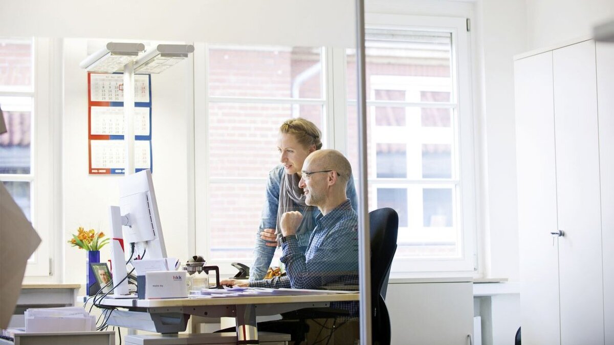 Zwei Personen am Computer bei der Arbeit