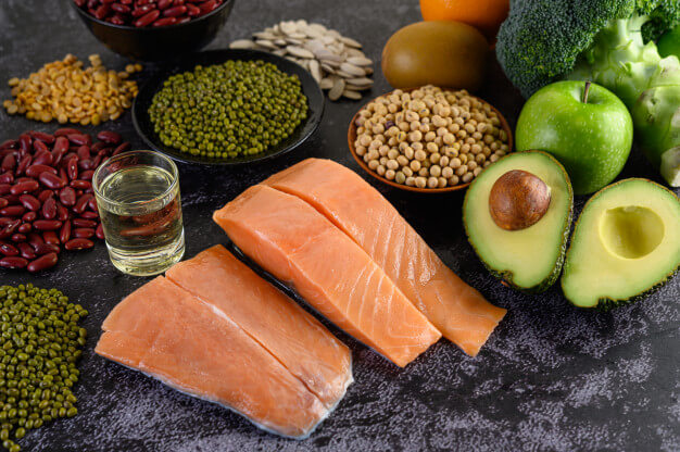 Lebensmittel mit hohem Vitamin D-Gehalt: Lachs, Avocado, Öl, Nüsse, Hülsenfrüchte, Eier