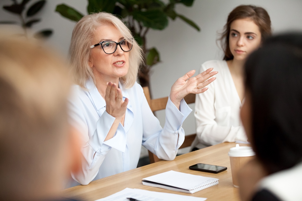 Geschäftsfrau oder Businesscoach in Gesprächsrunde