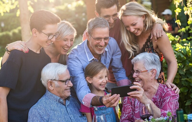 Glückliche Familie im Garten