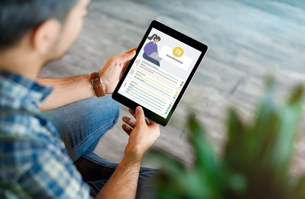 Mann führt digitalen Selbstcheck am iPad durch