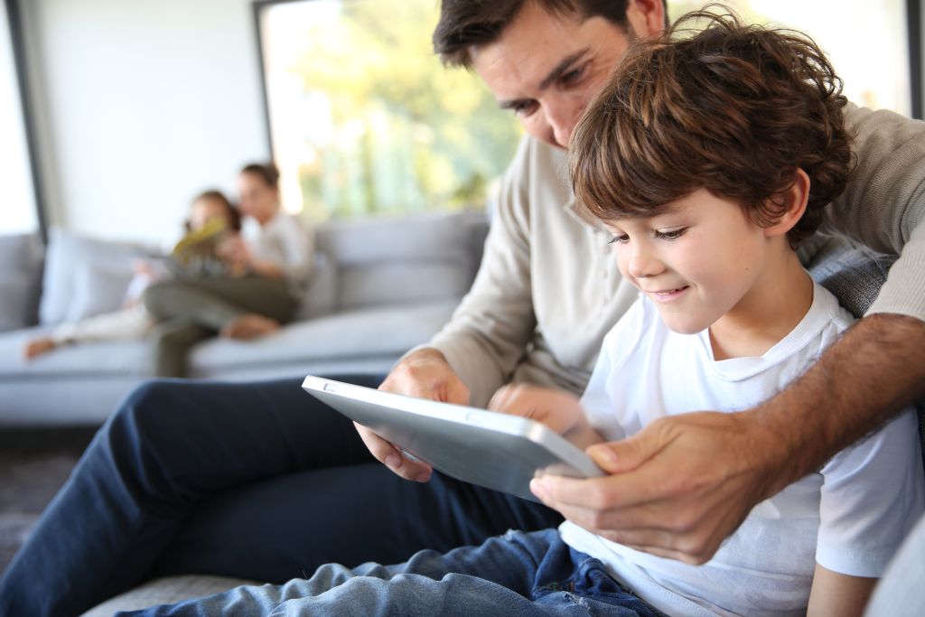 Vater mit Sohn mit Tablett