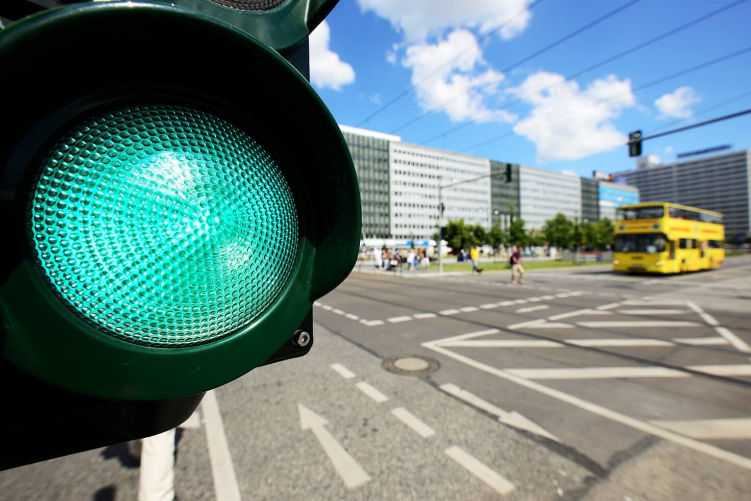 grüne Verkehrsampel einer mehrspurigen Kreuzung einer Großstadt