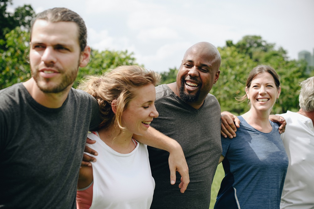 Diverse Menschen Arm in Arm in der Natur